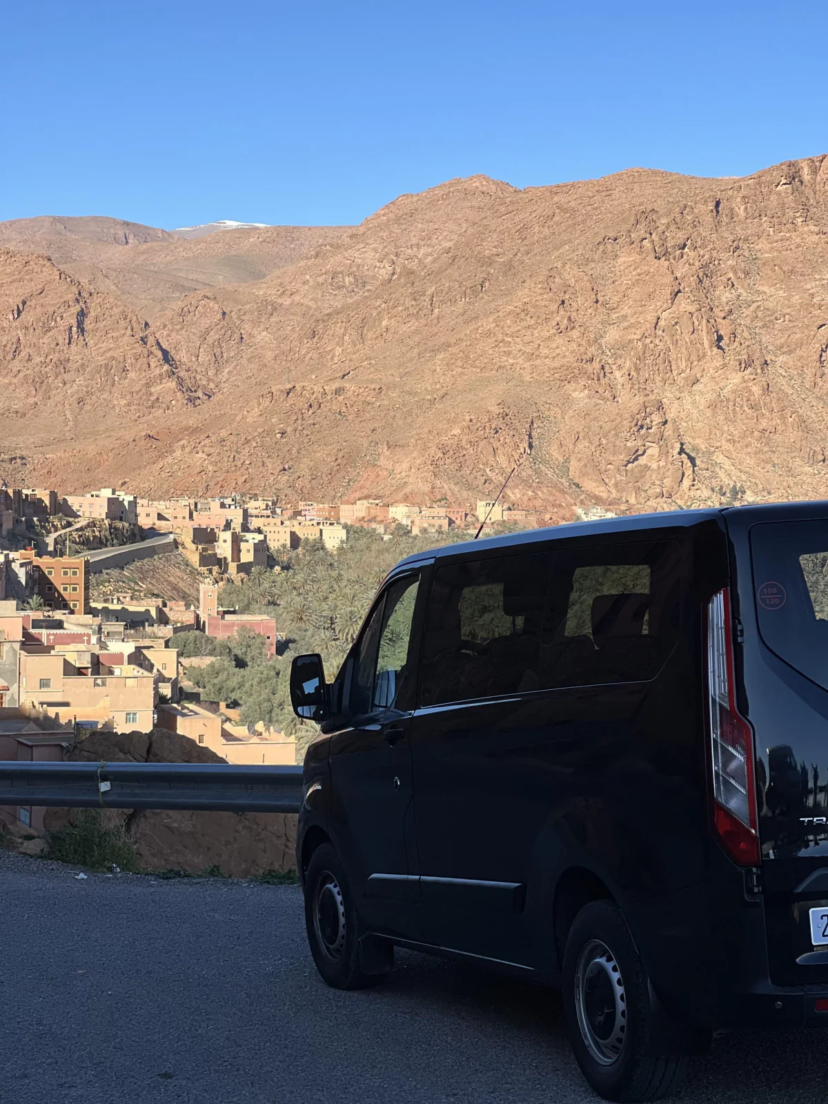 Vehículo de transporte de la ruta frente al paisaje del Atlas