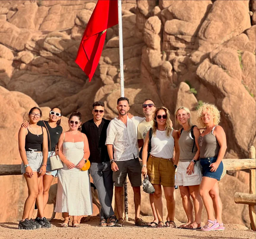 Grupo de viajeros en un paisaje marroquí